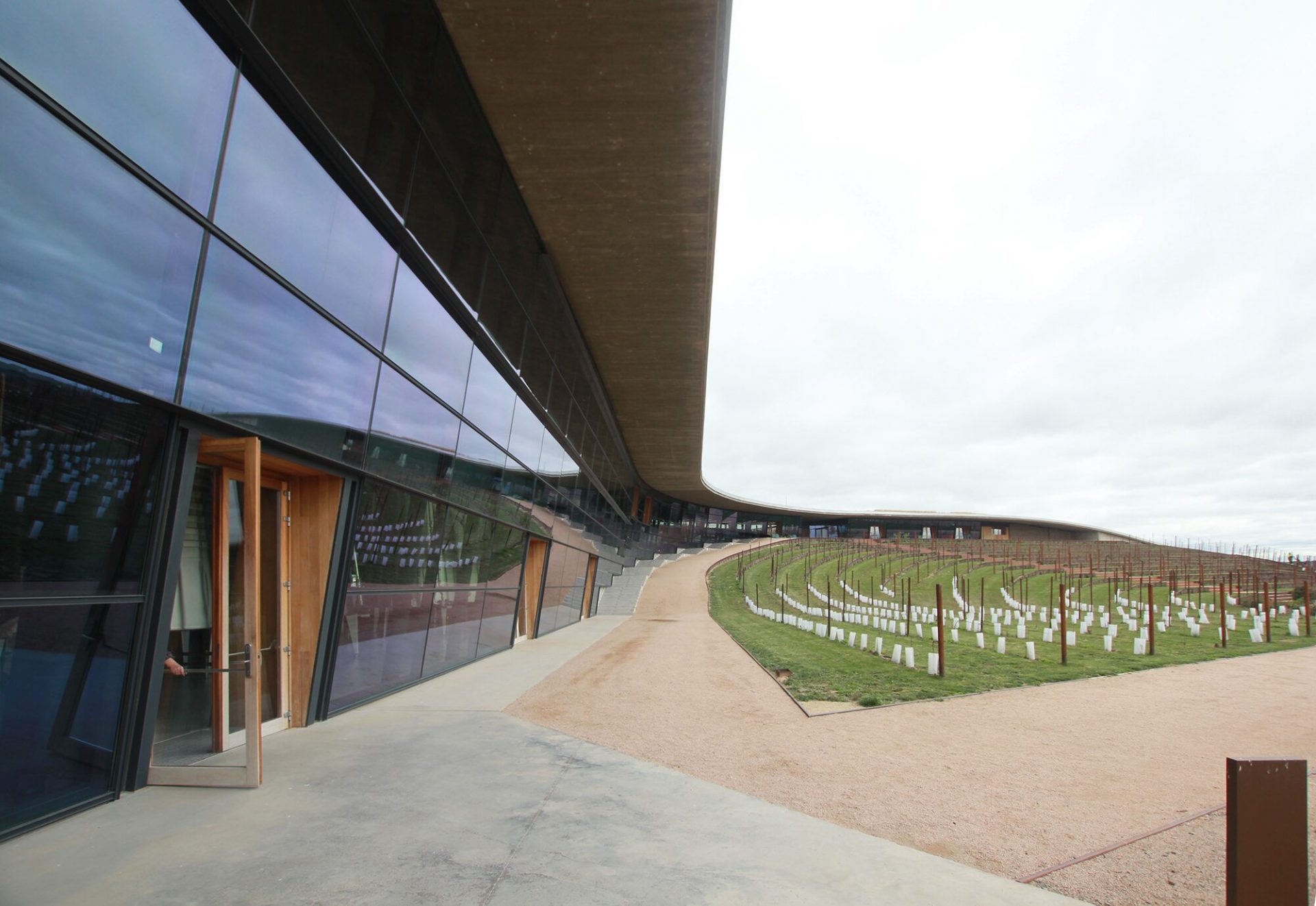 Guiding Architects, article: A new destination for the winetourism: the new Beronia winery convinces with sustainable design and landscape integration (Fig. 3)