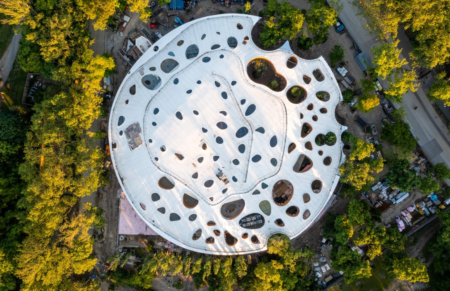 Guiding Architects, article: Vague sonore dans le parc – la Maison de la musique à Budapest par Sou Fujimoto (Fig. 5)