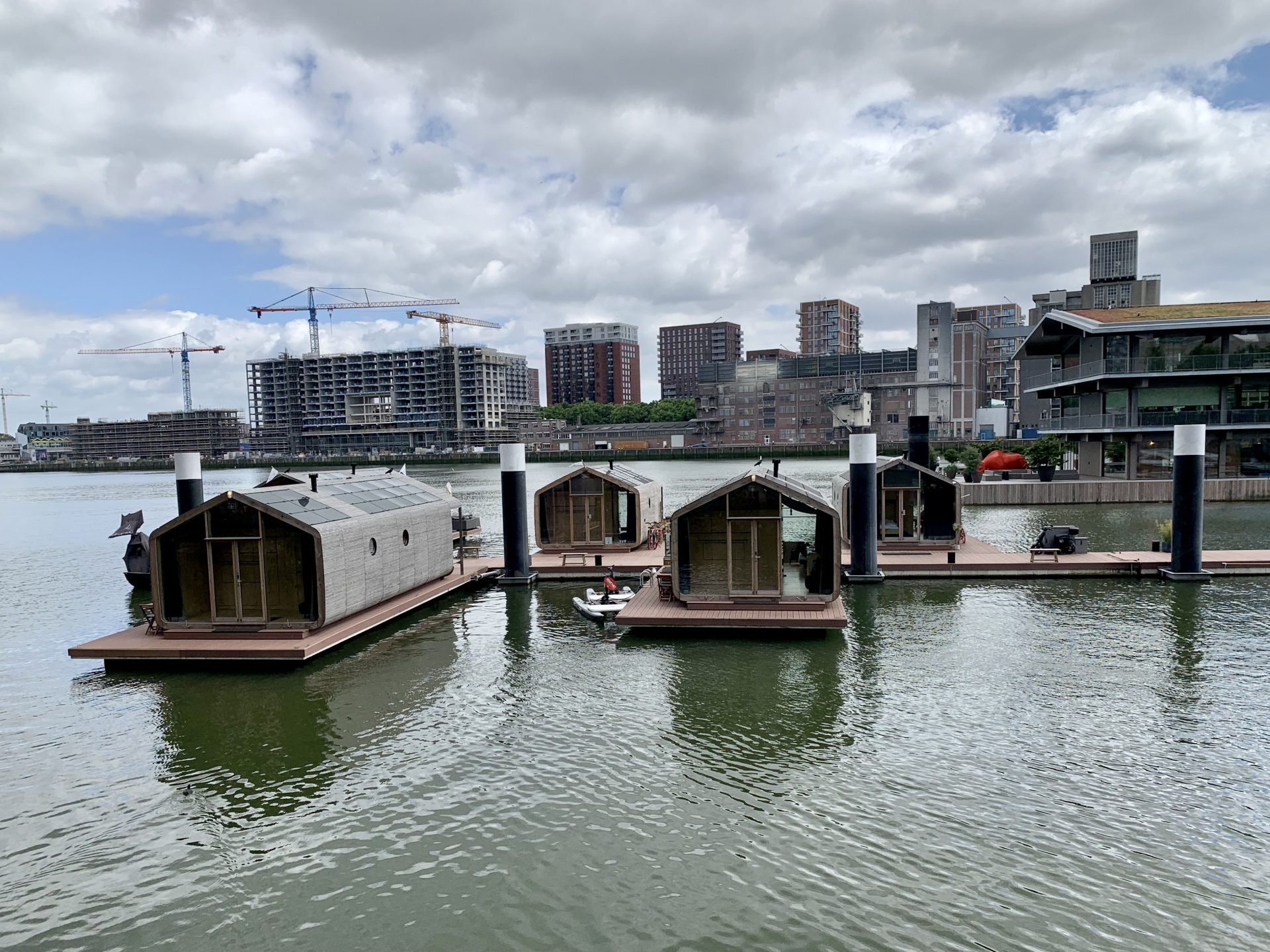 Guiding Architects, article: Rotterdam: Schwimmendes Büro und Hotelsuiten im alten Hafen (Fig. 2)