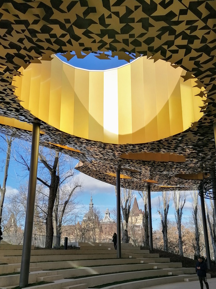 Guiding Architects, article: Vague sonore dans le parc – la Maison de la musique à Budapest par Sou Fujimoto (Fig. 3)
