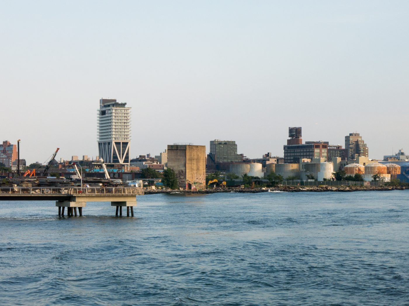 Guiding Architects, article: Architecture Nouvelle sur les rives de Brooklyn et du Queens (Fig. 2)