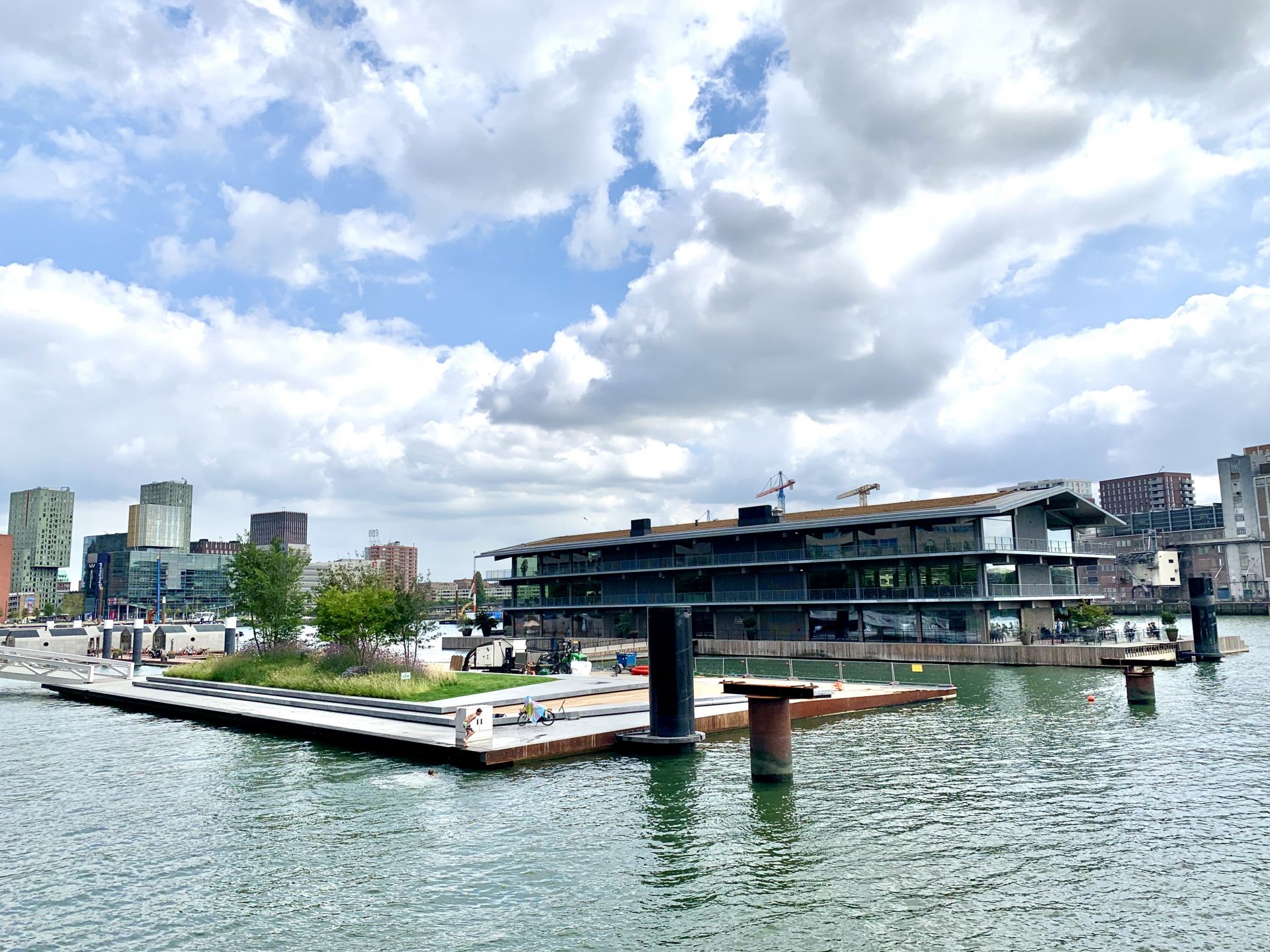 Guiding Architects, article: Rotterdam: Schwimmendes Büro und Hotelsuiten im alten Hafen (Fig. 3)
