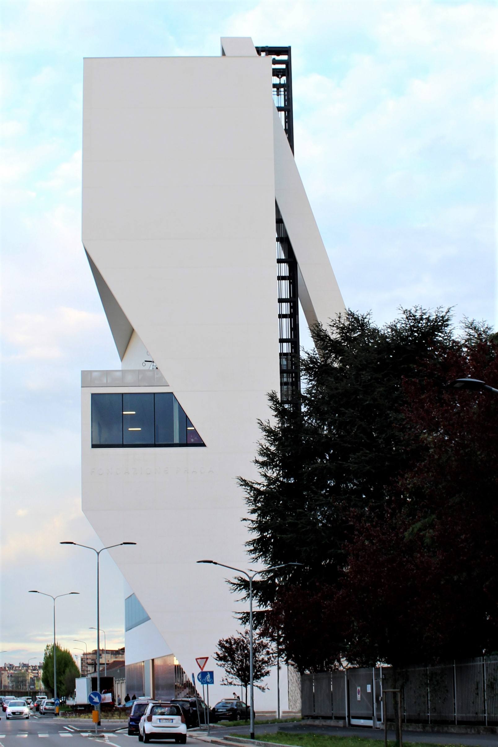 Guiding Architects, article: La nouvelle tour réalisée par l’agence OMA marque l’achèvement de la Fondation Prada de Milan (Fig. 3)
