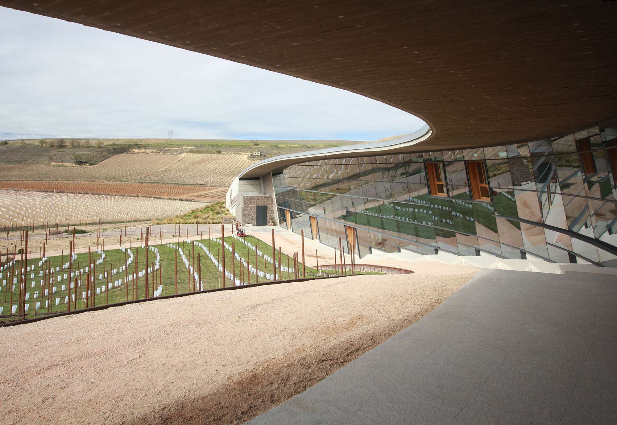 Guiding Architects, article: A new destination for the winetourism: the new Beronia winery convinces with sustainable design and landscape integration (Fig. 2)