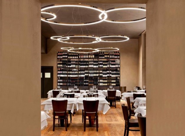 Carlina restaurant, at the NH Collection hotel in Turin, offers gourmet dishes and a top selection of wine.