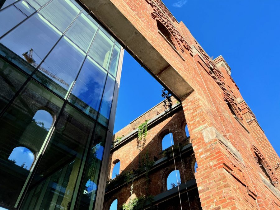 The historic brick shell and the new glass box. Photo by: ©Bettina Johae / aplusnyc.net - Die Raffinerie