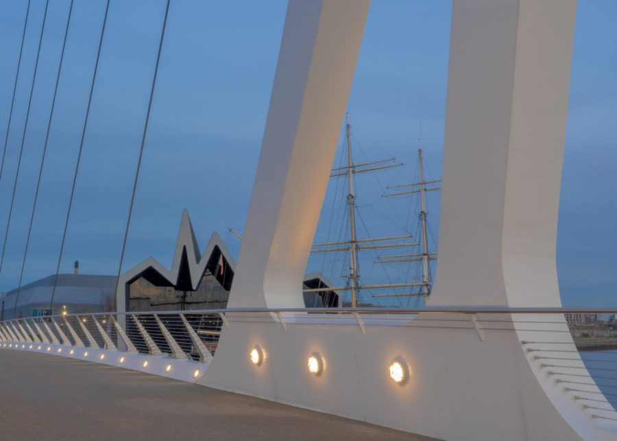 Detail of bridge with Riverside Museum and The Tall Ship in background. - nouveau pont Glasgow