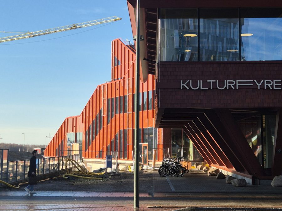 An overhanging roof creates a sheltered space for the public. Photo by: ©Bo Christiansen